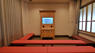 1F) First video room